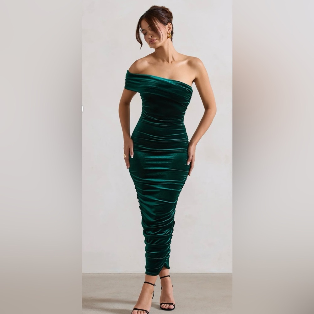GREEN VELVET ONE SHOULDER MIDI DRESS

Club L London

Brand new. Never been worn